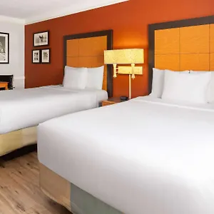 La Quinta By Wyndham Pittsburgh Airport Hotel